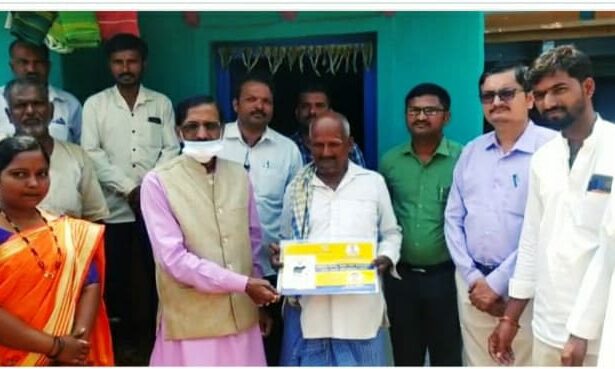 ಮನೆ ಮನೆಗೆ ಕಂದಾಯ ಇಲಾಖೆ ಕಾರ್ಯಕ್ರಮಕ್ಕೆ ಚಾಲನೆ ನೀಡಿದ ಸಿ ಎಂ ನಿಂಬಣ್ಣವರ.