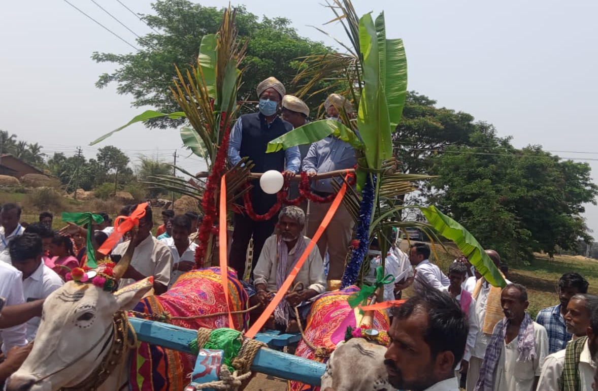 ಭವ್ಯ ಮೆರವಣಿಗೆಯೊಂದಿಗೆ ಜಿಲ್ಲಾಧಿಕಾರಿ ನಿತೀಶ್ ಪಾಟೀಲರನ್ನು ಬರಮಾಡಿಕೊಂಡ ಮುಕ್ಕಲ ಗ್ರಾಮಸ್ಥರು.