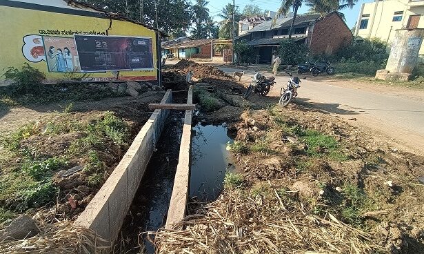 ಆರು ತಿಂಗಳು ಕಳೆದರು ಮುಗಿಯದ ಮೂರುನೂರು ಮೀಟರ್‌ ಕಿತ್ತೂರು ಚರಂಡಿ ಕಾಮಗಾರಿ