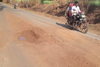 ಹದಗೆಟ್ಟ ಶಿವನೂರು ರಸ್ತೆ; ಬಲಿಗಾಗಿ ಕಾಯ್ದು ಕುಳಿತ ತಗ್ಗು ಗುಂಡಿಗಳು